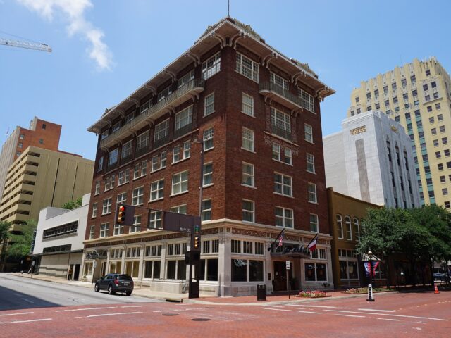 Ashton Hotel