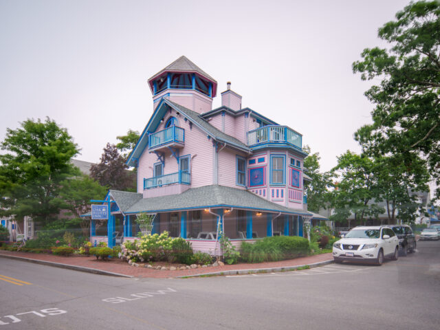 Oak Bluff Inn