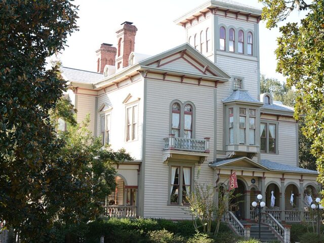 Fairbanks House Bed & Breakfast