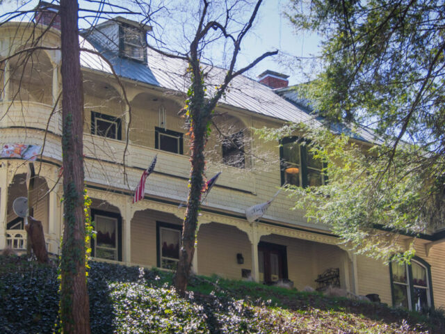 Engadine Inn & Cabins